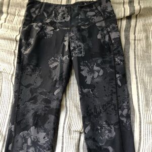 Gray floral cropped leggings